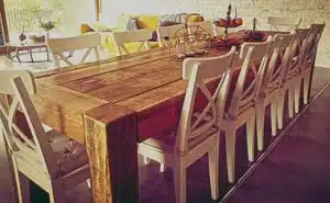 Egy rusztikus fa étkezőasztal feldobja a lakás hangulatát